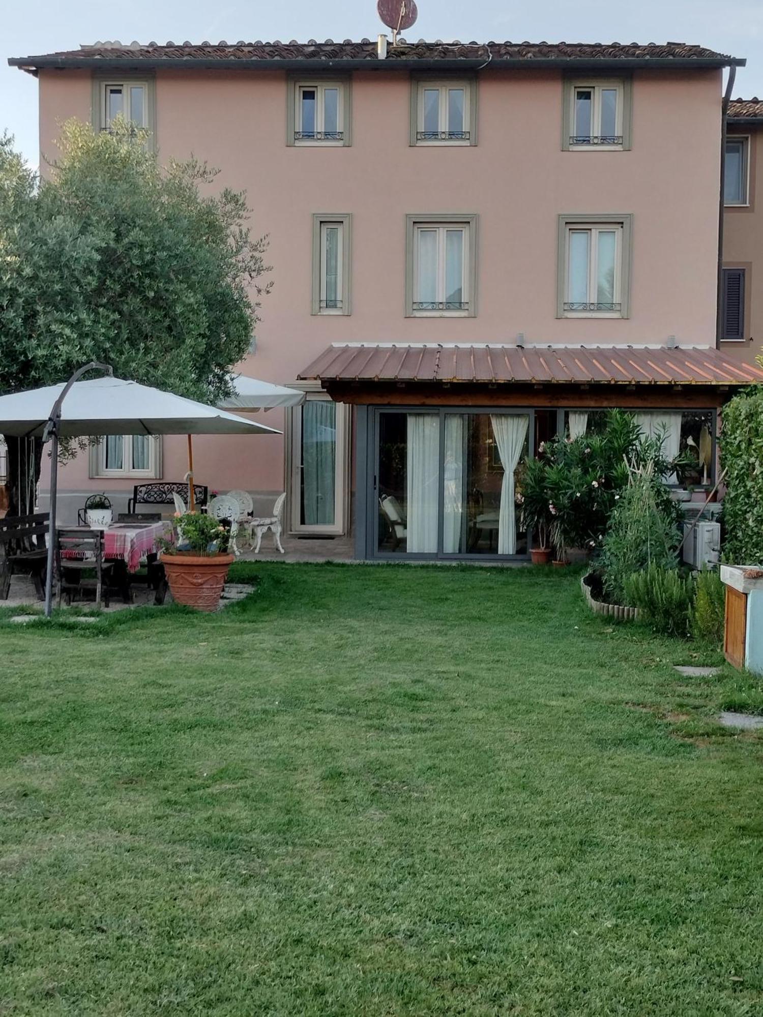 B&B La Rosa Nel Verde Lucca Exterior foto